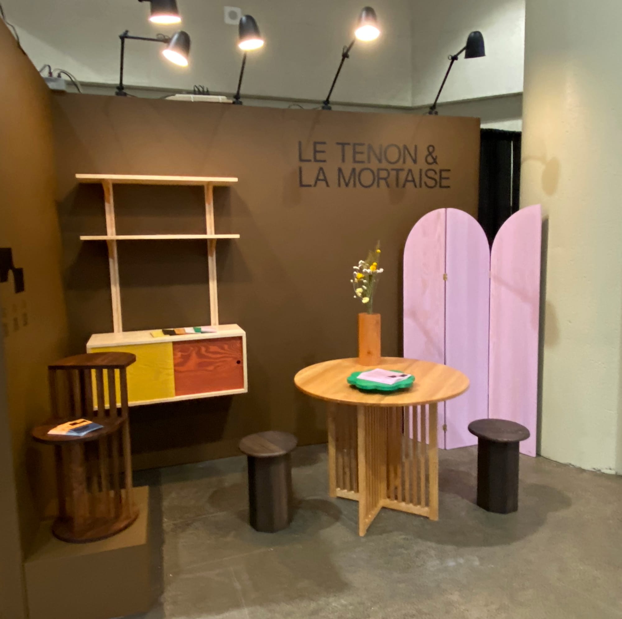 Wide shot of Le Tenon & La Mortaise booth.